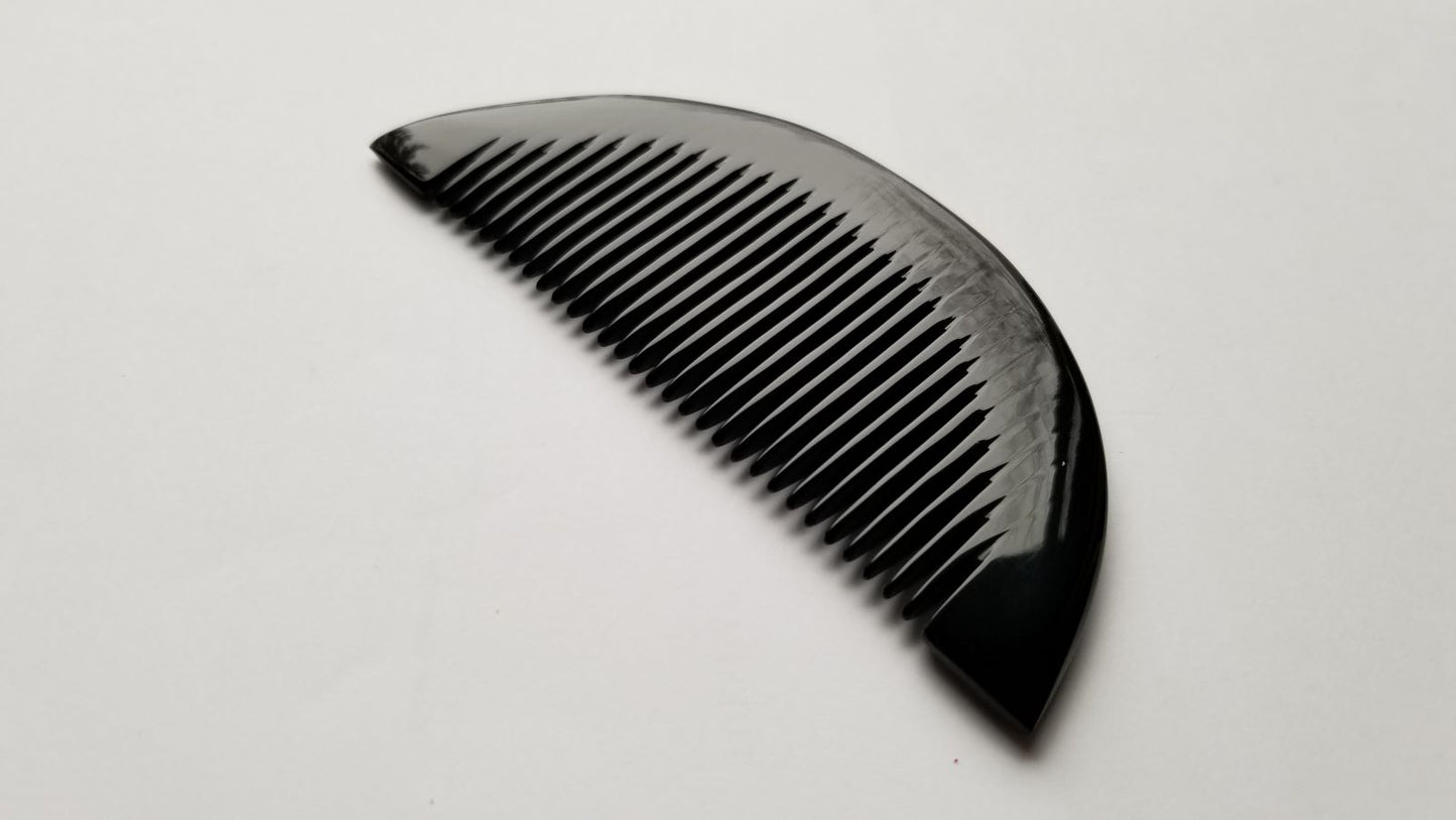 Half-moon buffalo horn comb detail shot — handcrafted natural horn, Arakicrafts