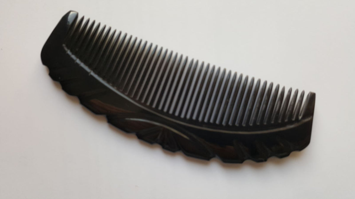 Natural buffalo horn comb with curved handle and decorative engraved lines, front view — Arakicrafts