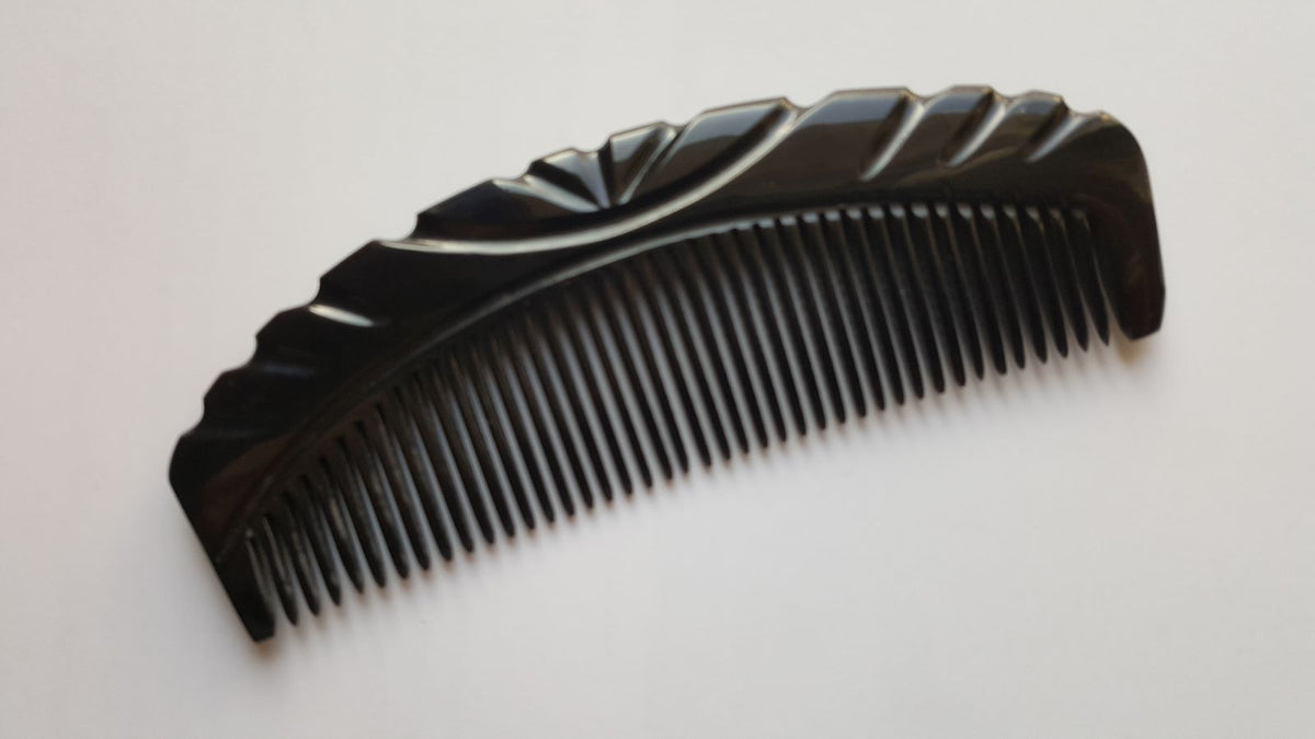 Anti-static keratin-rich buffalo horn comb for fine hair, flat lay — Arakicrafts