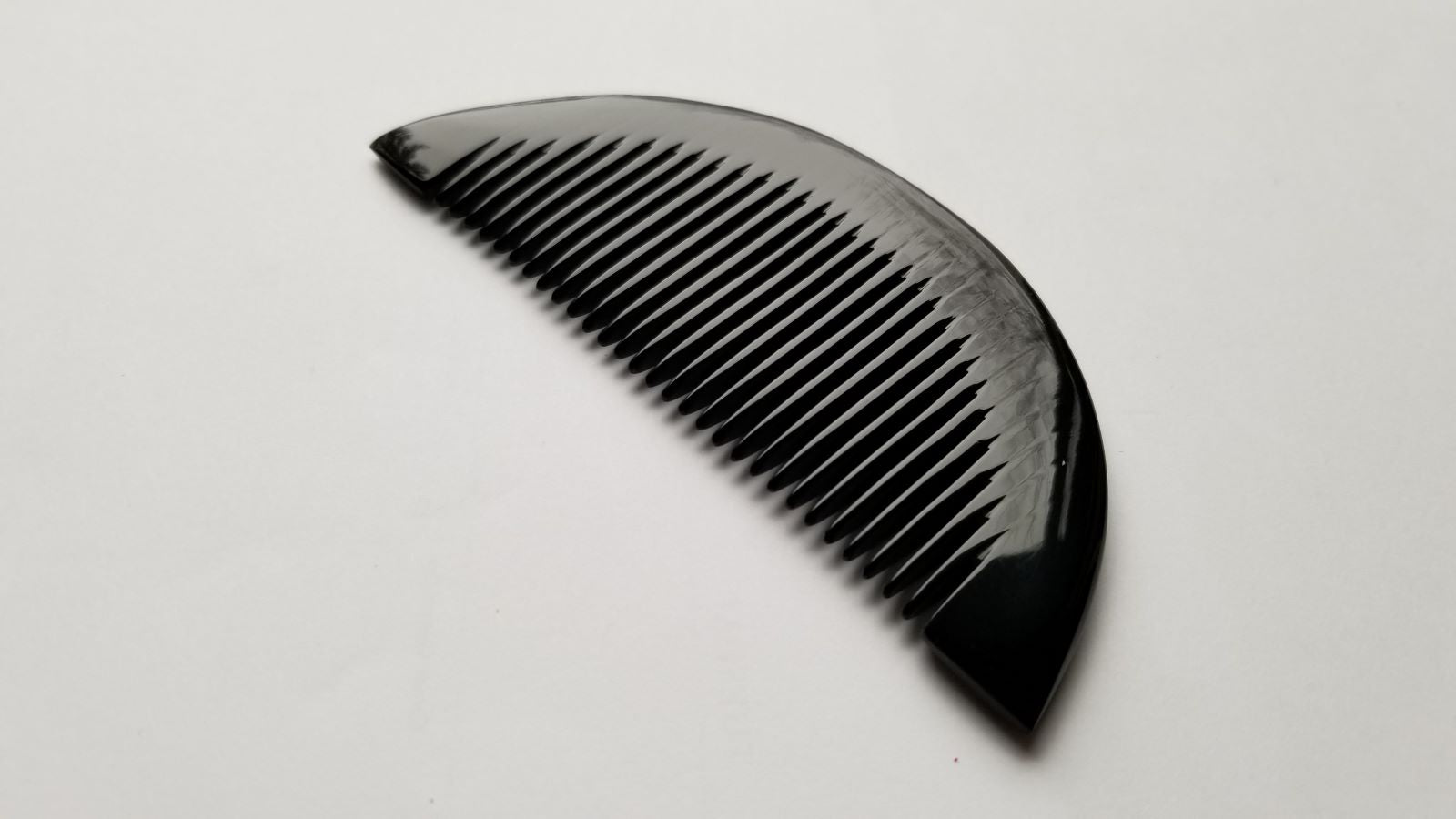 Half-moon buffalo horn comb detail shot — handcrafted natural horn, Arakicrafts