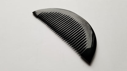 Half-moon buffalo horn comb detail shot — handcrafted natural horn, Arakicrafts