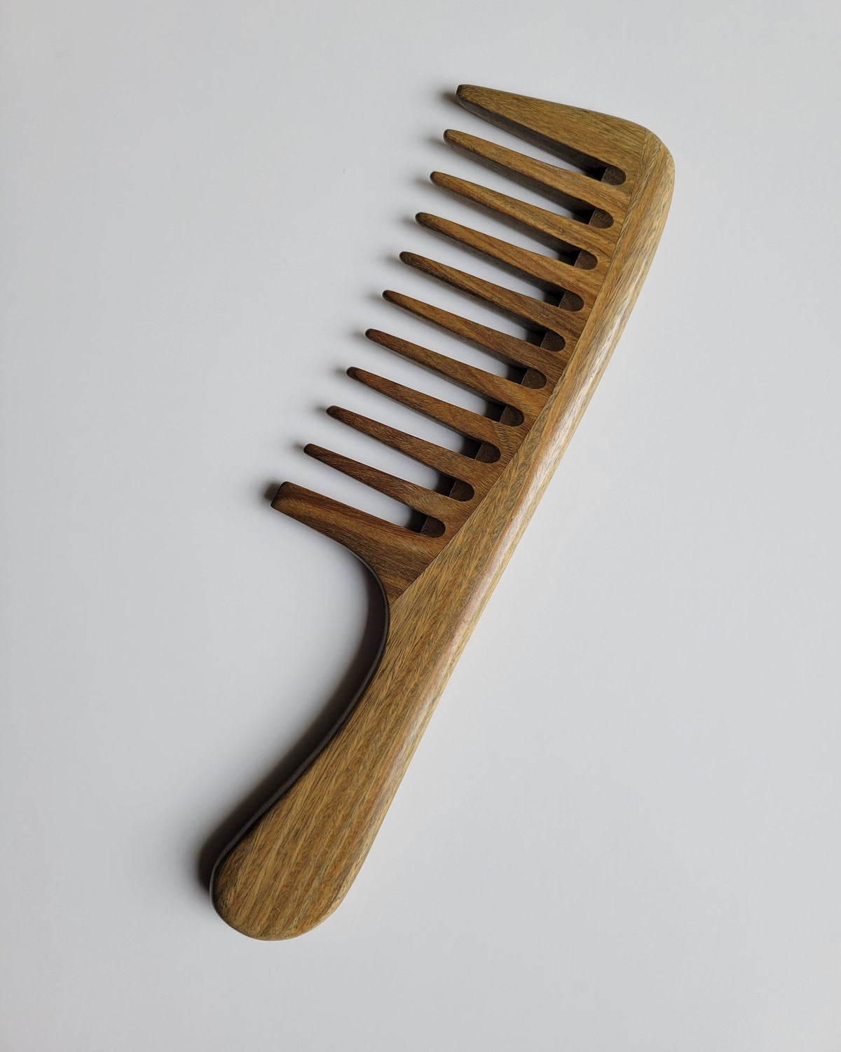 Araki green sandalwood detangling comb — anti-static, anti-frizz, wide teeth for scalp massage