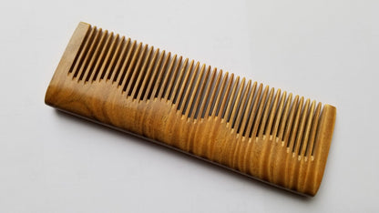 Close-up of Green Sandalwood comb teeth — rhythmic linear array of fine, evenly spaced teeth — Arakicrafts
