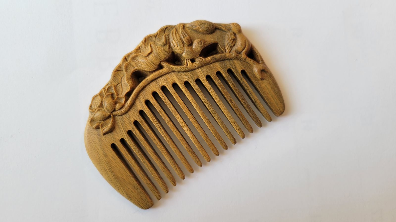 Hand-carved lotus and egret relief carving on green sandalwood comb spine, full three-dimensional carving detail