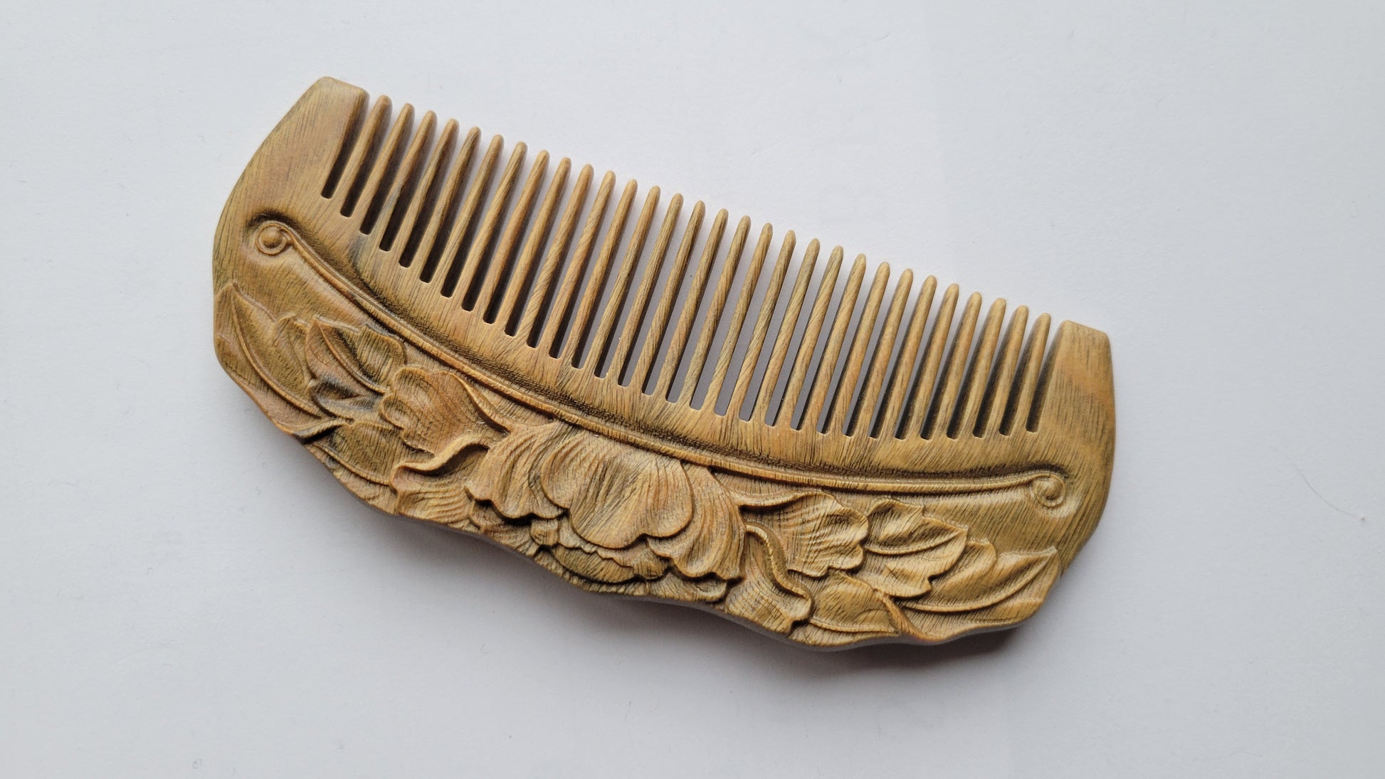 Reverse side of Green Sandalwood lotus comb — blooming lotus carved on both sides, flat lay back view — Arakicrafts