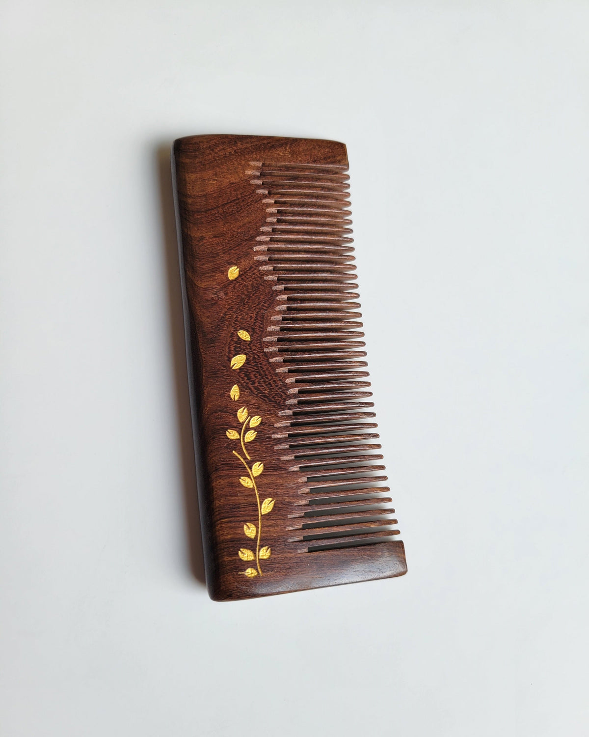 Straight ivy vine comb spine detail — single-piece Sucupira hardwood, 1.2 cm thick, anti-static fine teeth
