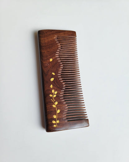 Straight ivy vine comb spine detail — single-piece Sucupira hardwood, 1.2 cm thick, anti-static fine teeth