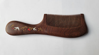 Hand painted swallow bird wood comb in dark brown Sucupira hardwood, flat lay front view — Arakicrafts