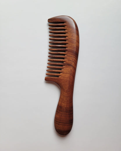 Close-up of evenly spaced Luxury wide teeth on African Mopane hardwood comb — 0.3 cm tooth spacing, designed for natural hair detangling and scalp massage, flat lay — Arakicrafts