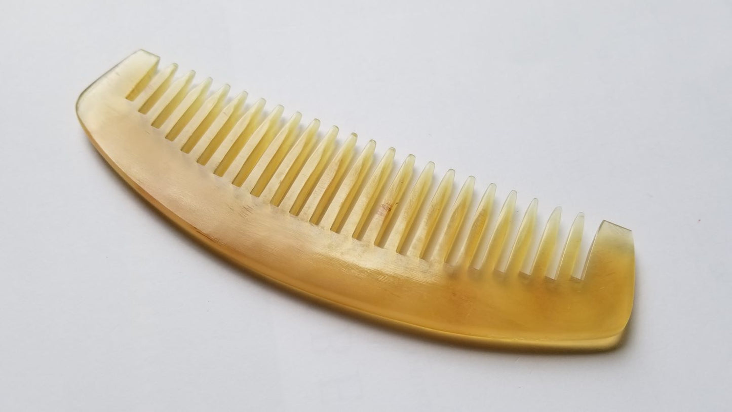 Wide evenly spaced teeth of classic sheep horn comb — 0.3 cm spacing for thick, coarse, and curly hair detangling — Arakicrafts
