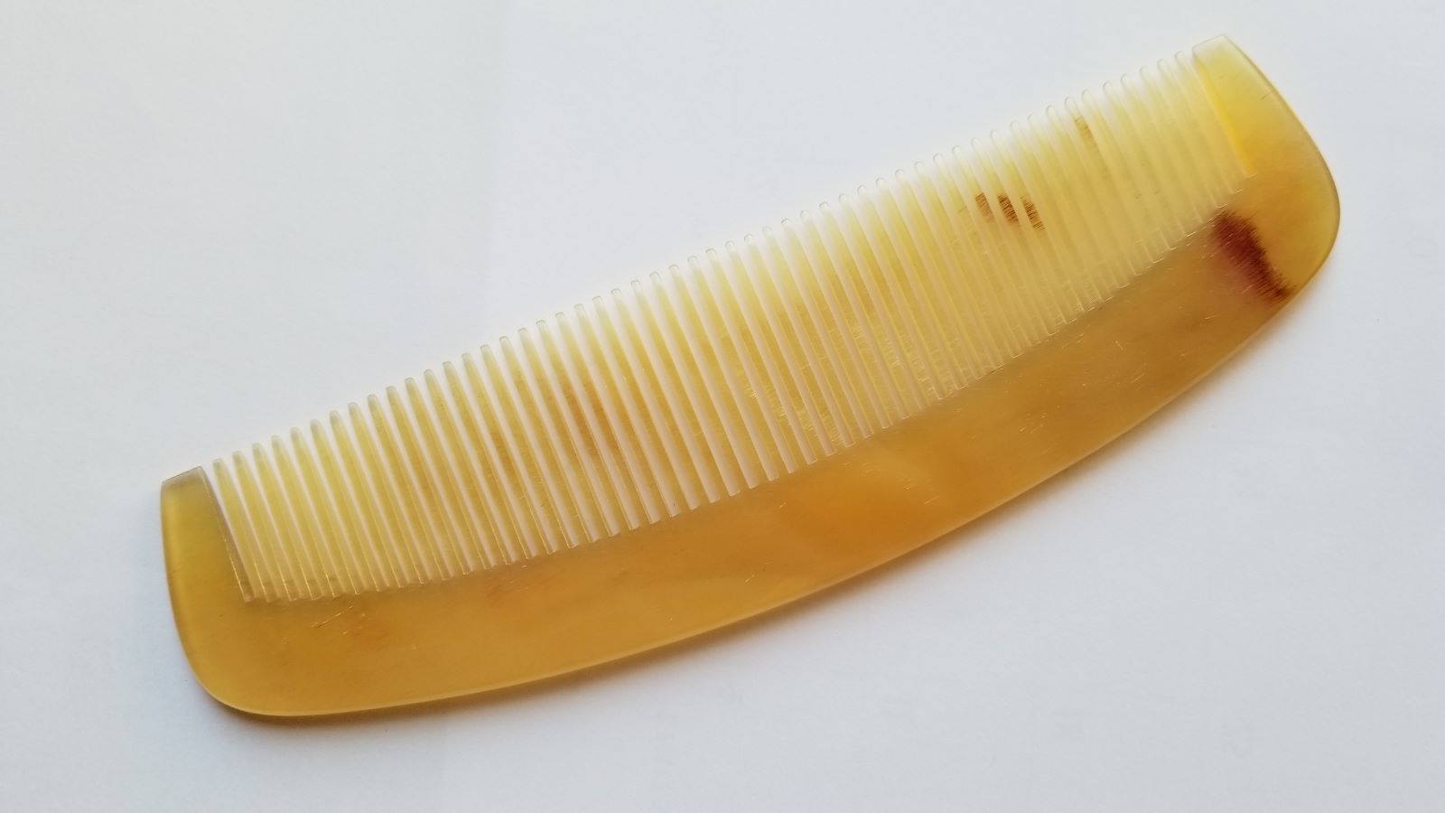 A vintage style sheep comb with a curved handle. The comb has fine teeth and is designed for daily hair grooming.  Gift for all and comes with a fabric gift bag. 