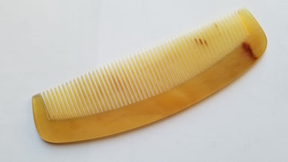 A vintage style sheep comb with a curved handle. The comb has fine teeth and is designed for daily hair grooming.  Gift for all and comes with a fabric gift bag.