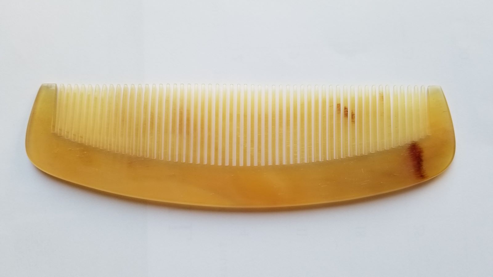 A vintage style large sheep comb with a curved handle. The comb has fine teeth and is roughly 7.1 inch long.  Gift for men for special occasion. 