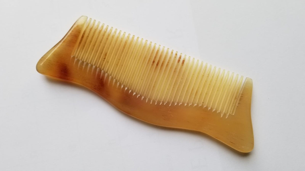 Araki Handmade sheep horn comb with fine teeth and curved symmetric curved handle, beautiful natural horn color