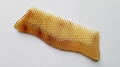 Araki Handmade sheep horn comb with fine teeth and curved symmetric curved handle, beautiful natural horn color
