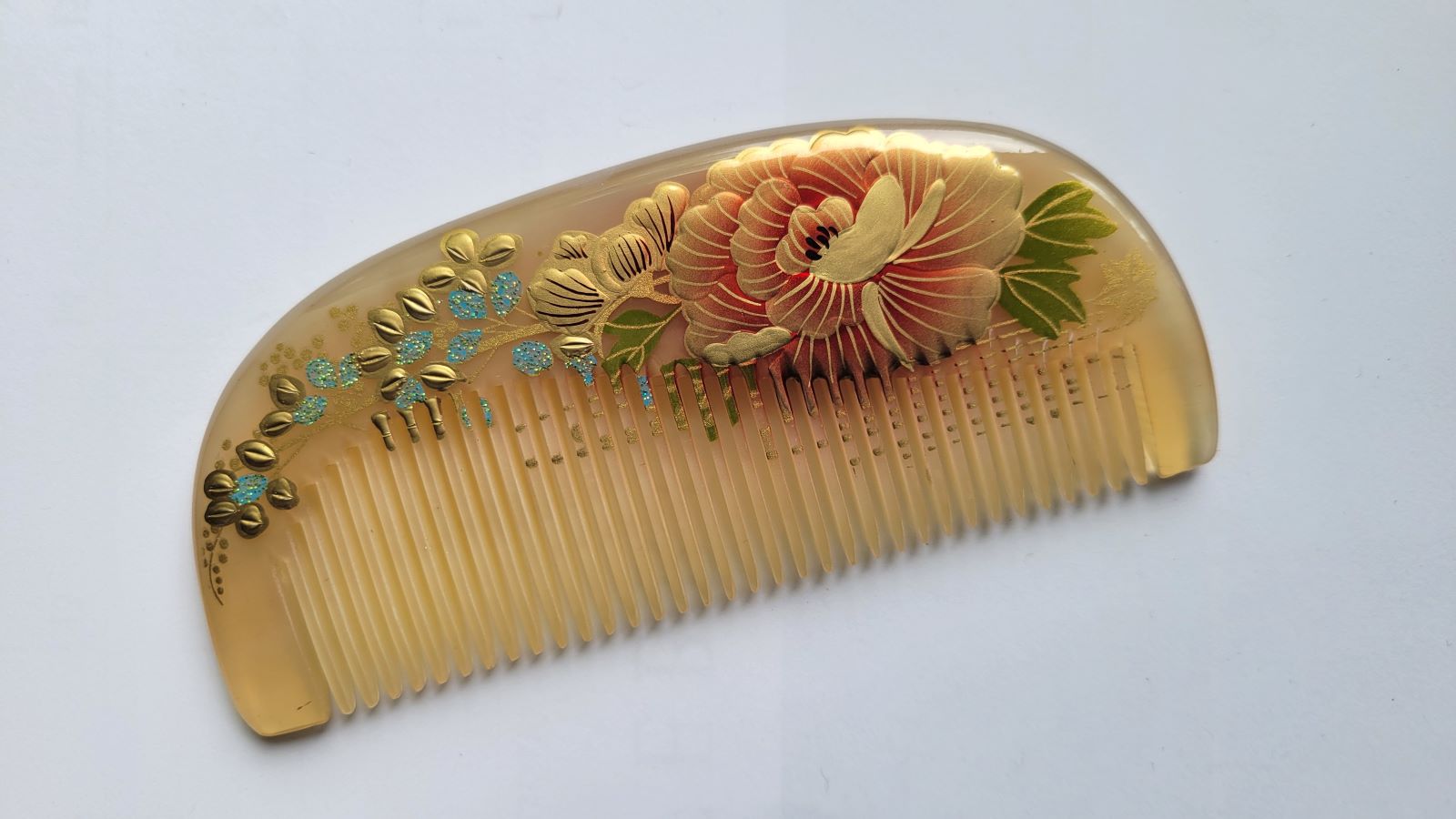 Fine tooth sheep horn comb with 0.15 cm spacing, lacquered peony decoration, snag-free detangling for fine and all hair types