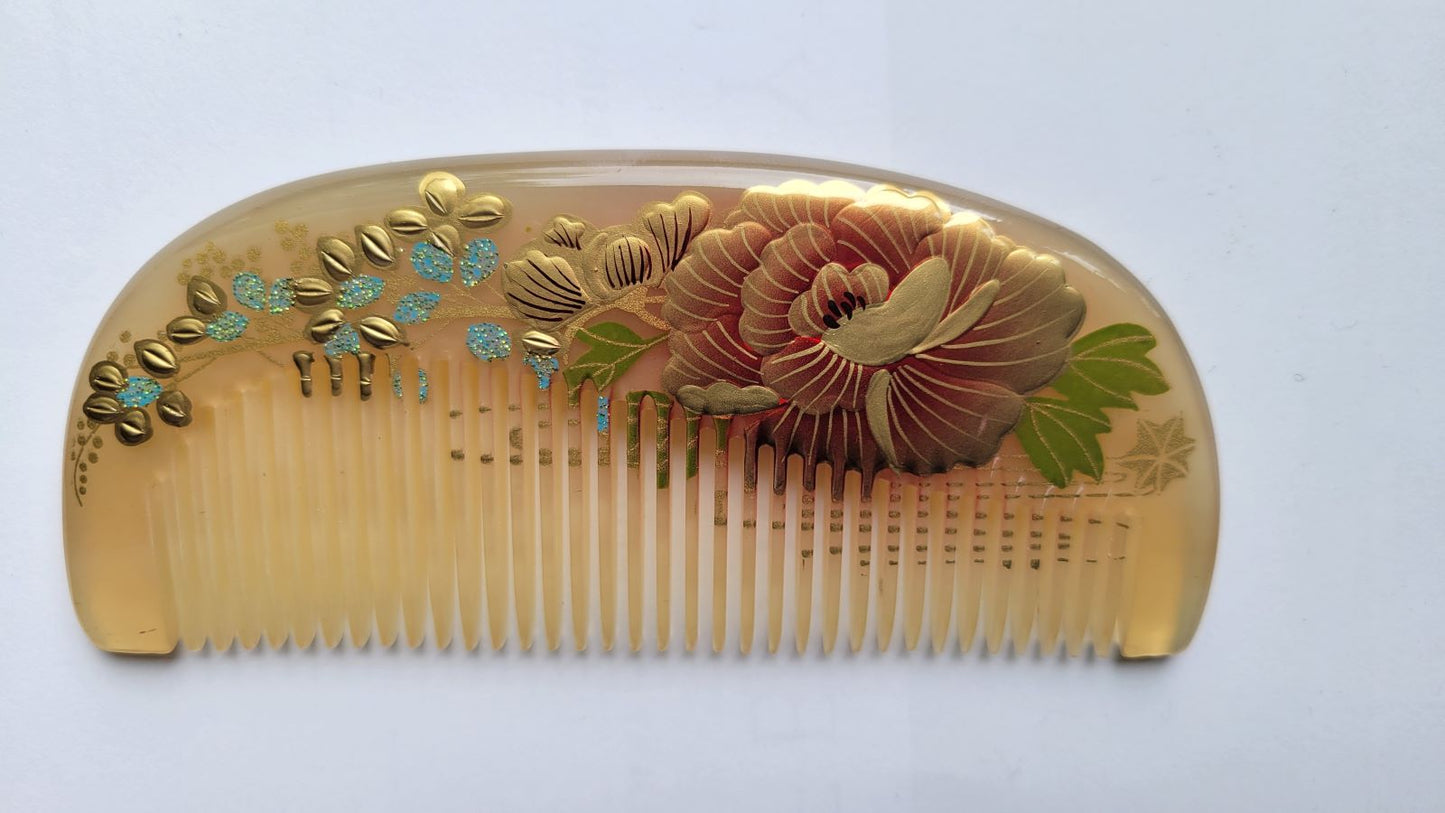 Anti-static sheep horn comb with comfortable grip, natural keratin distributes hair oils, hand-painted Chinese lacquer peony design