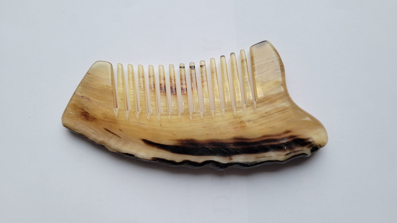 Handcrafted sheep horn wide-tooth comb — flat lay detail shot of tooth tips and spacing