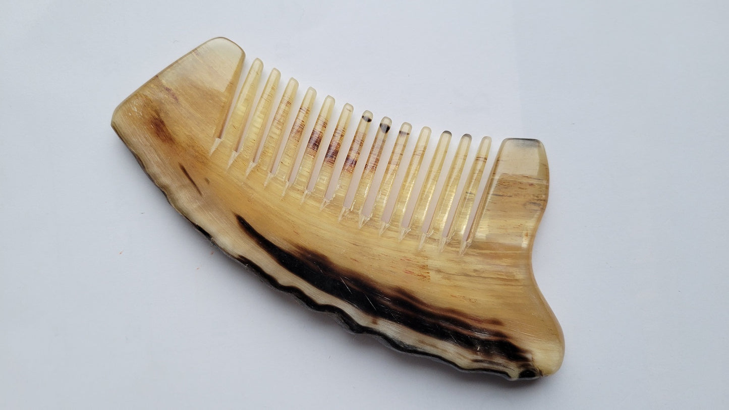  Rustic horn comb — flat lay side view showing thickness and horn texture

