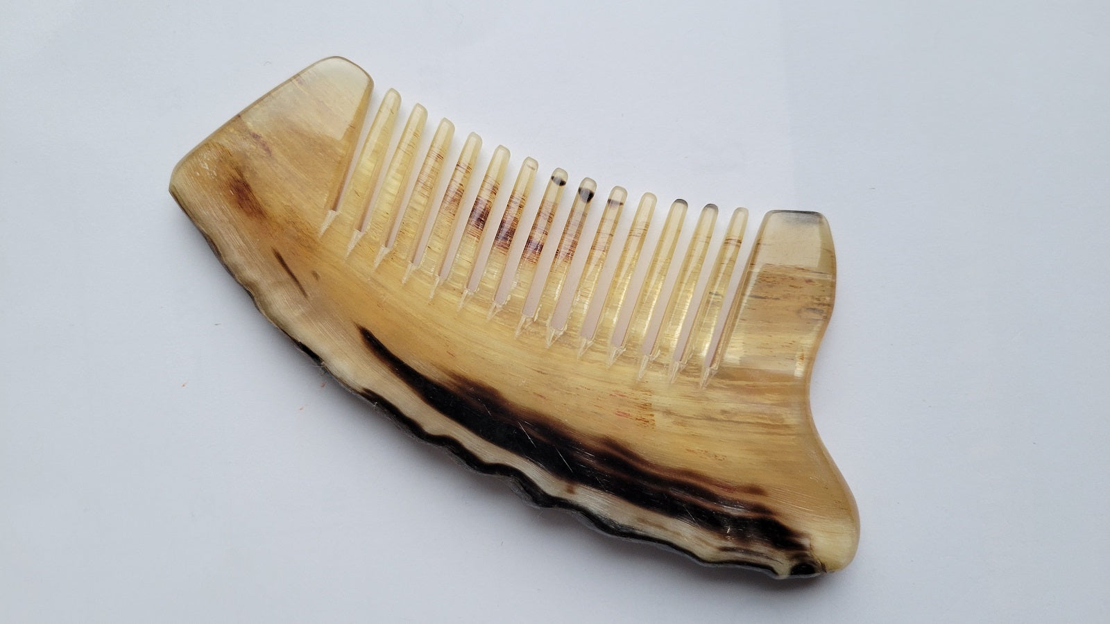  Rustic horn comb — flat lay side view showing thickness and horn texture
