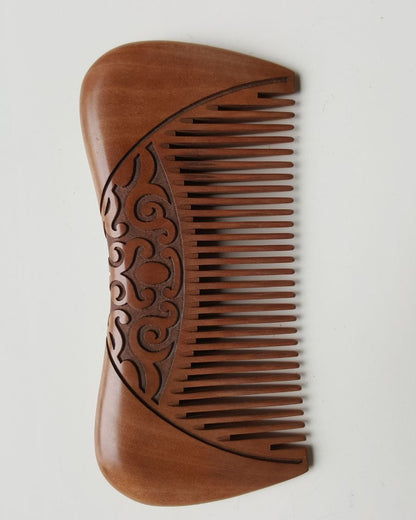 Karakusa hand-engraved peach wood fine tooth comb — front view