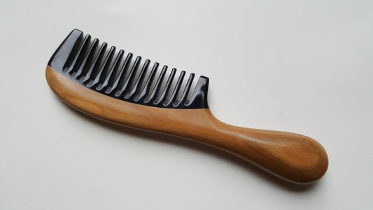 Araki Sandalwood Horn Comb