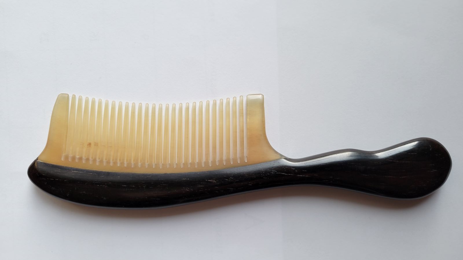 natural comb with African ebony wood handle and beige ram horn teeth.  Anti Static Natural Comb | Arakicrafts 