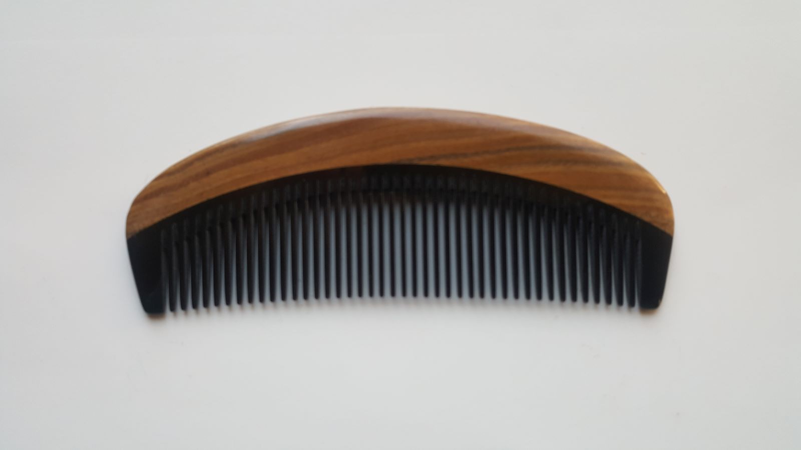 Classic Sandalwood Fine Teeth Horn Comb flat lay — front view showing green sandalwood body and fine buffalo horn teeth