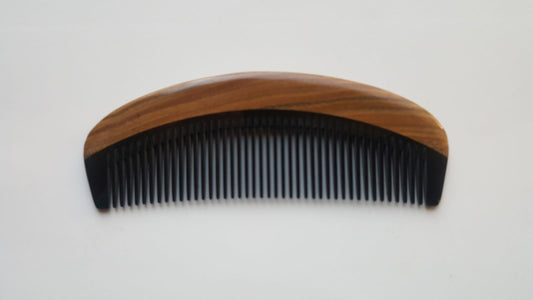 Classic Sandalwood Fine Teeth Horn Comb flat lay — front view showing green sandalwood body and fine buffalo horn teeth