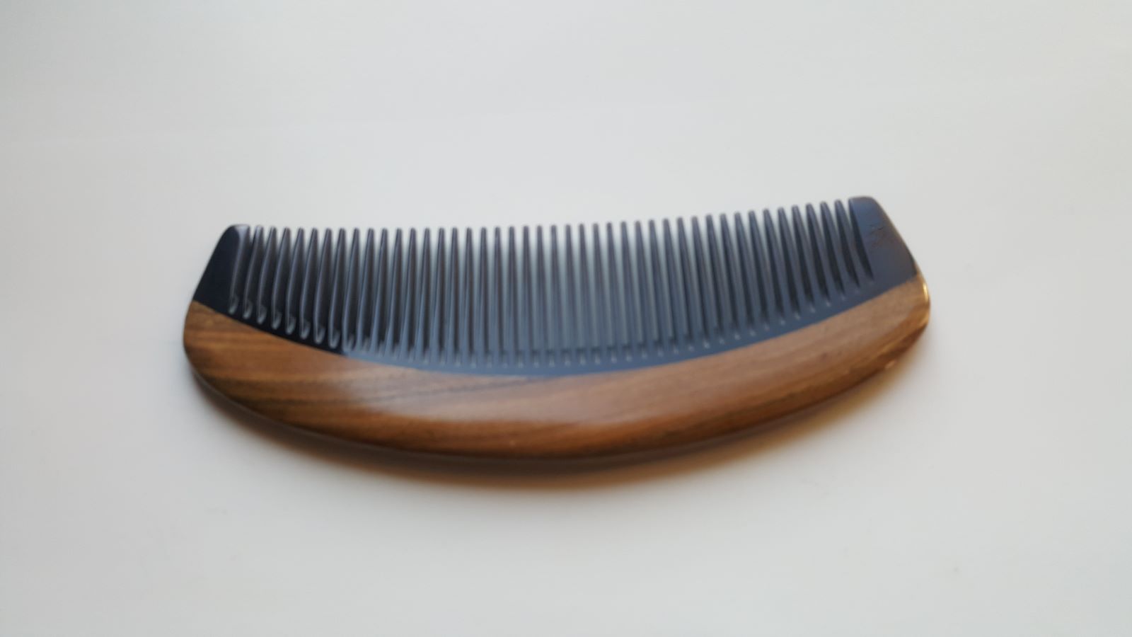 Classic Sandalwood Fine Teeth Horn Comb flat lay — top-down view of handleless sandalwood and buffalo horn fine-tooth comb