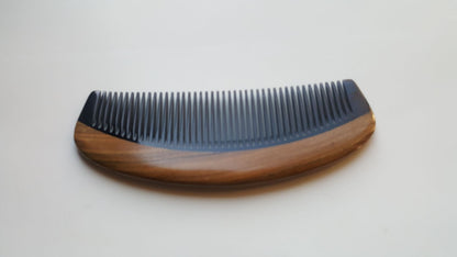 Classic Sandalwood Fine Teeth Horn Comb flat lay — top-down view of handleless sandalwood and buffalo horn fine-tooth comb