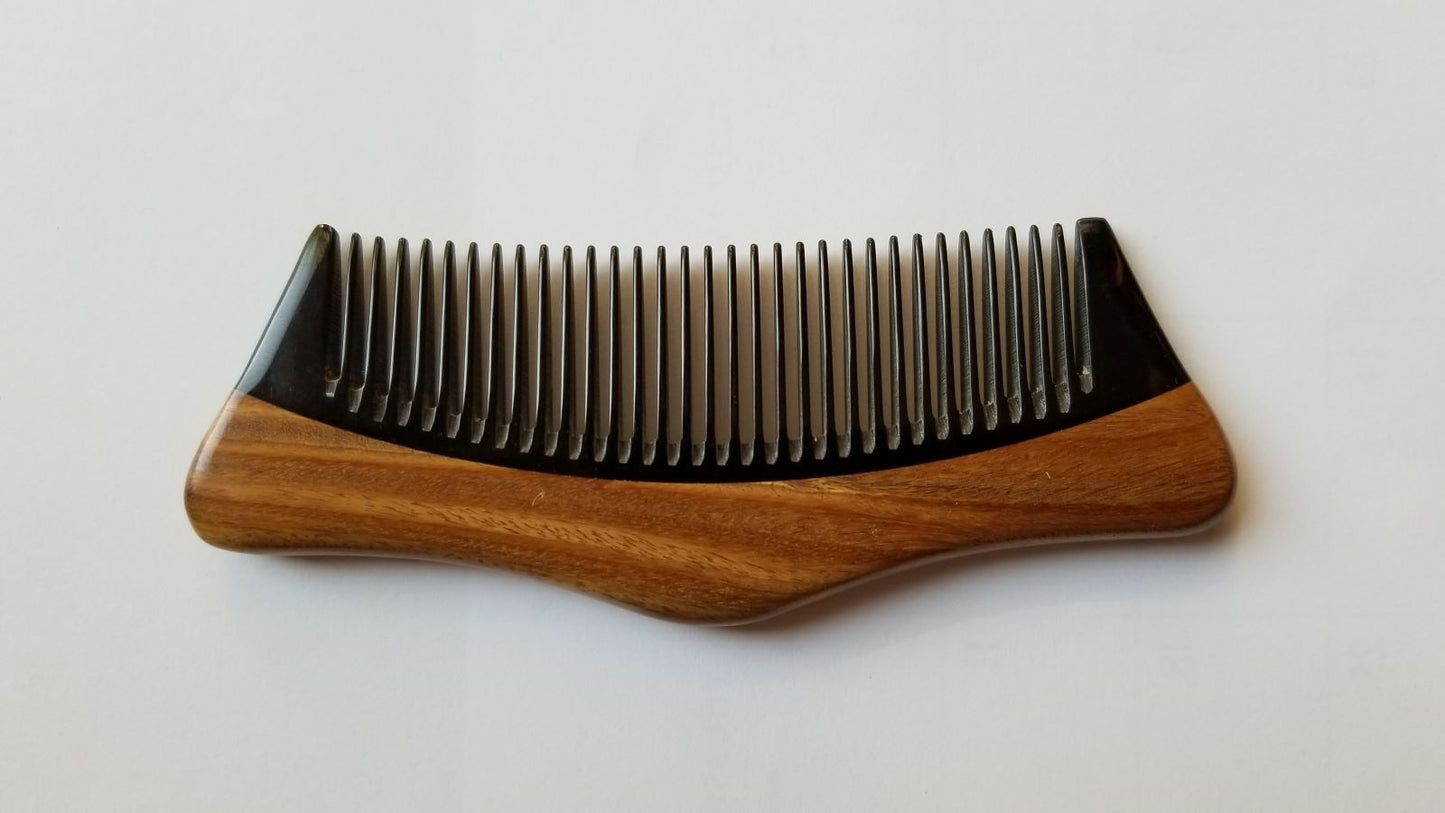 Natural wood and horn travel comb flat lay, showing fine tooth detail and spacing — Arakicrafts

