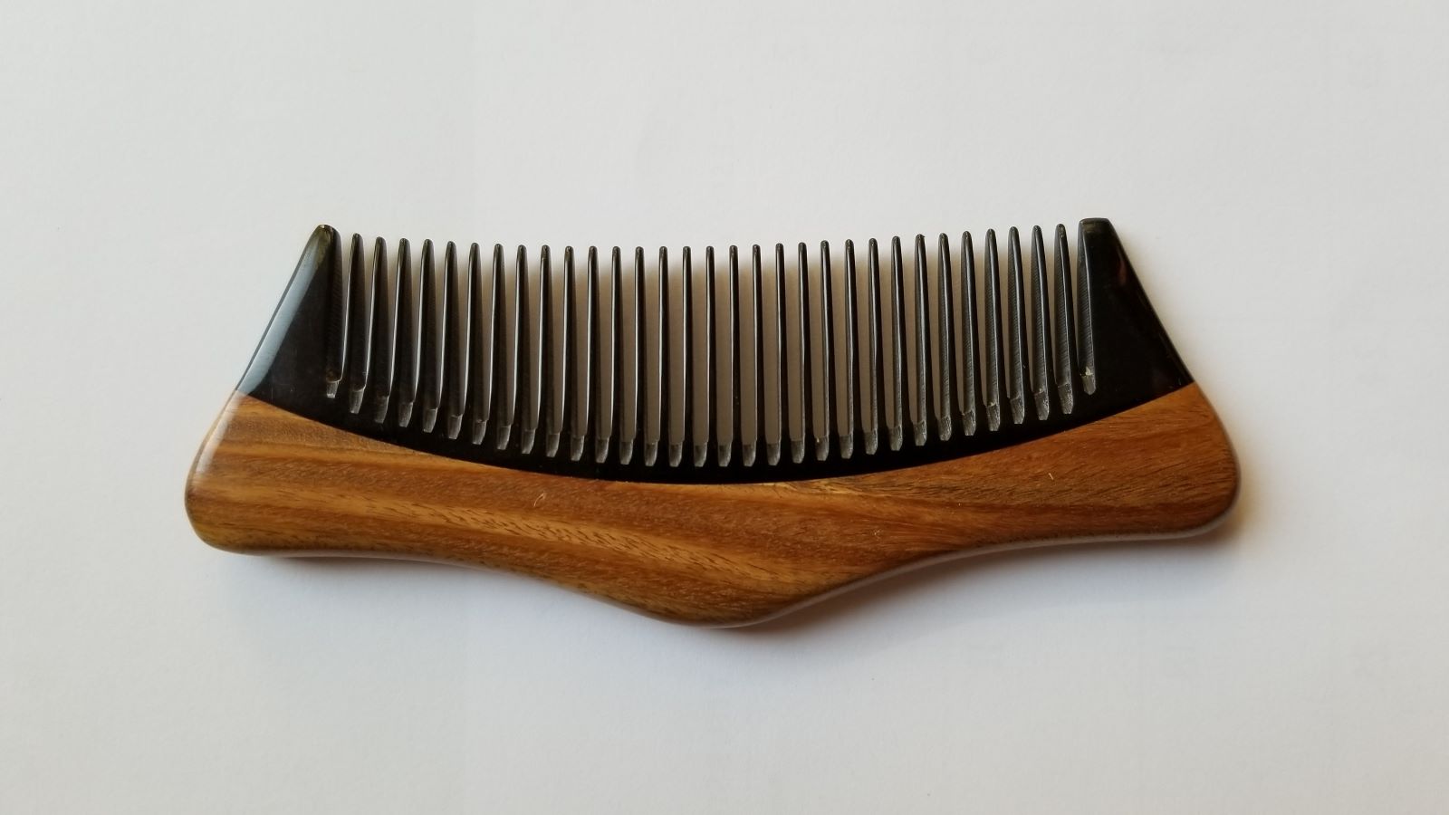 Natural wood and horn travel comb flat lay, showing fine tooth detail and spacing — Arakicrafts

