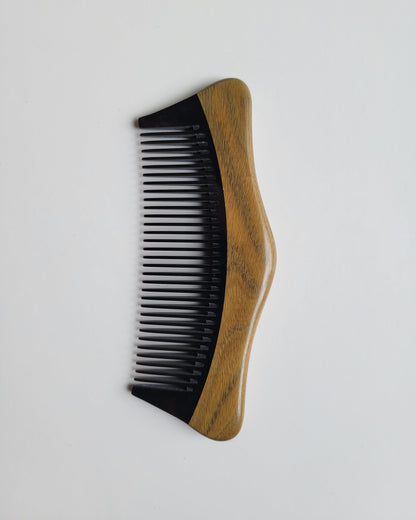 Natural wood and horn travel comb flat lay, showing fine tooth detail and spacing — Arakicrafts

