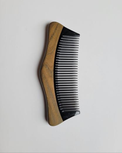 Handcrafted sandalwood horn comb flat lay, angled view of inlay construction — Arakicrafts