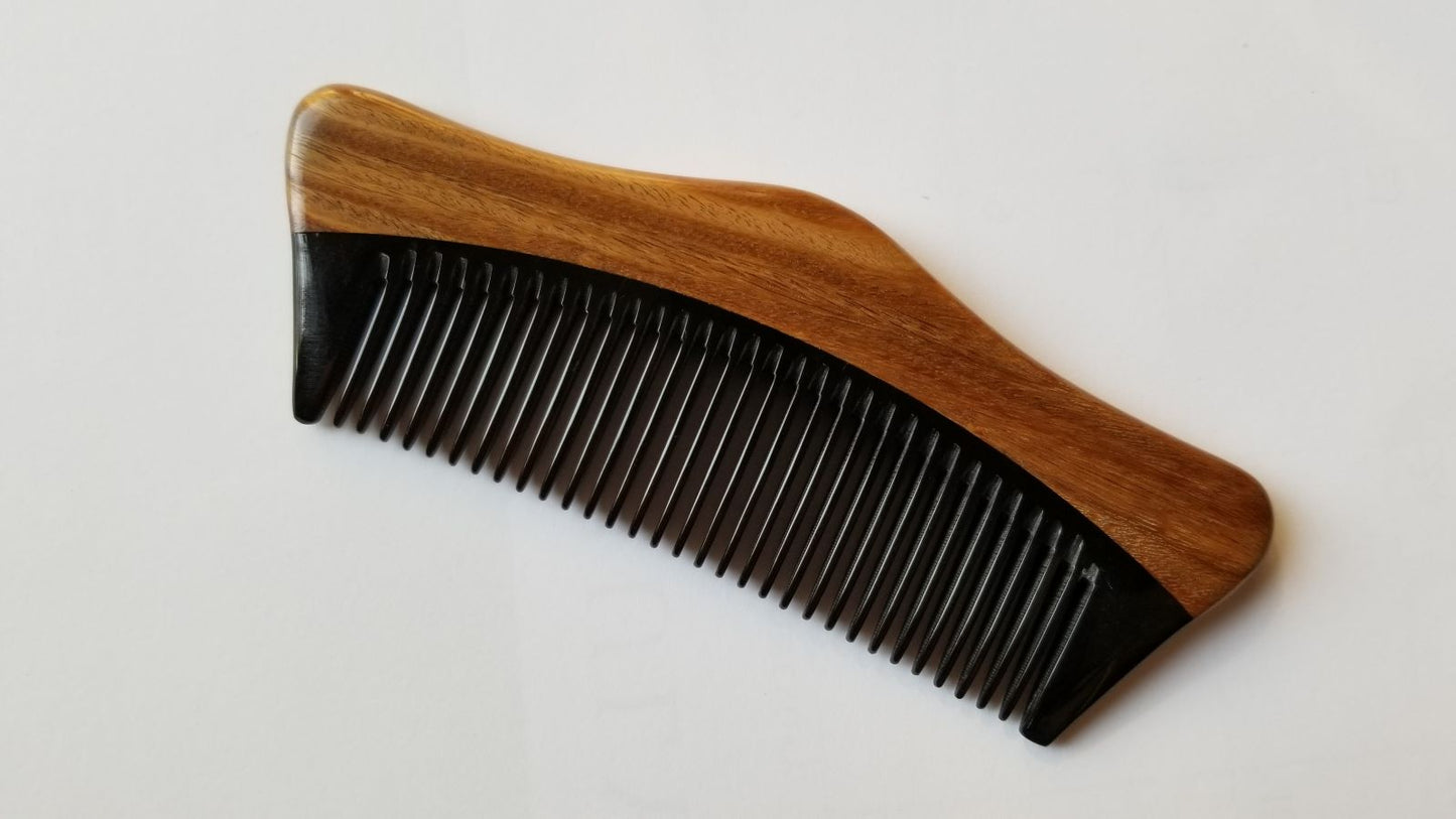 Pocket-sized Green Sandalwood comb for travel and everyday carry, flat lay — Arakicrafts.  The wood grain is visible on the handle, adding to its natural aesthetic.