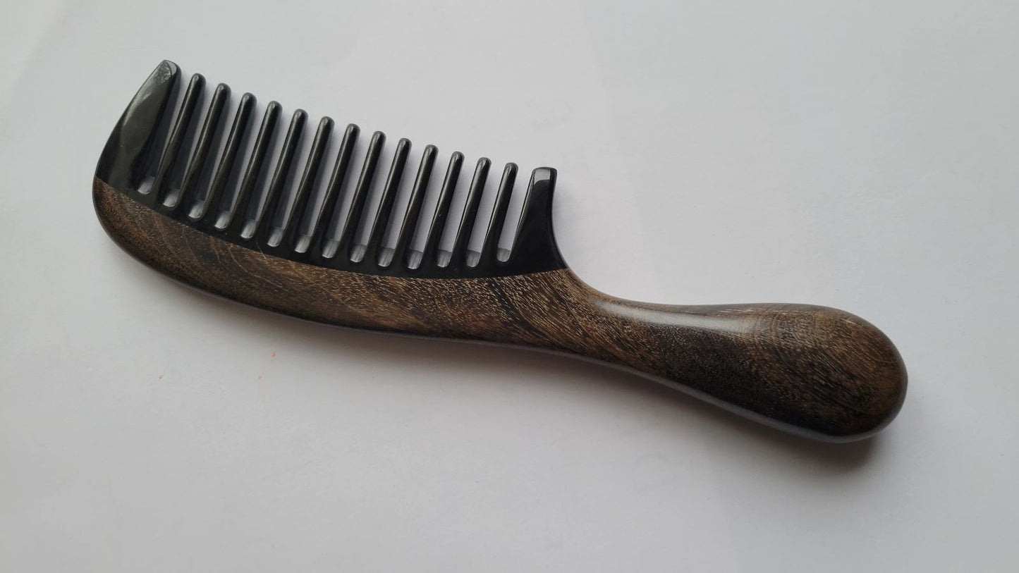 Natural wood and horn comb — flat lay side profile showing 1cm thickness and rounded handle edge