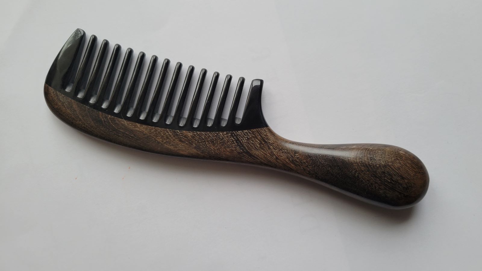 Natural wood and horn comb — flat lay side profile showing 1cm thickness and rounded handle edge