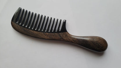 Natural wood and horn comb — flat lay side profile showing 1cm thickness and rounded handle edge