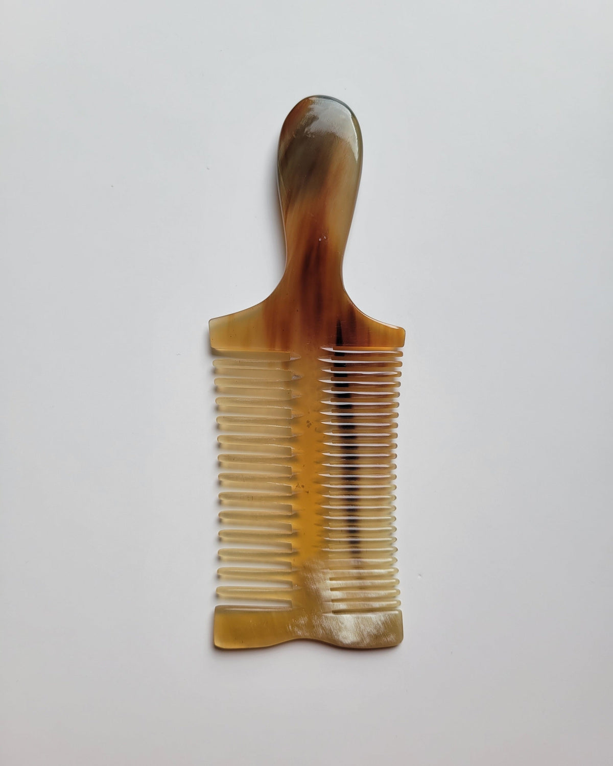 Side profile of a solid Yak Horn comb measuring 18.5cm × 5.5cm × 0.7cm
