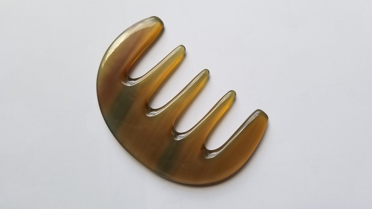 Close-up of five wide rounded teeth on yak horn glider comb — 1 cm tooth spacing for thick and curly hair — Arakicrafts