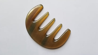 Close-up of five wide rounded teeth on yak horn glider comb — 1 cm tooth spacing for thick and curly hair — Arakicrafts