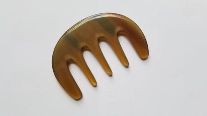 Extra wide tooth yak horn comb for thick, curly, and coarse hair — anti-static natural keratin construction — Arakicrafts. This hair accessory is designed for gentle detangling.